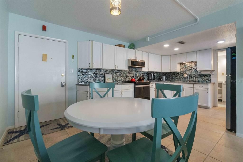 For Sale: $305,000 (1 beds, 1 baths, 754 Square Feet)