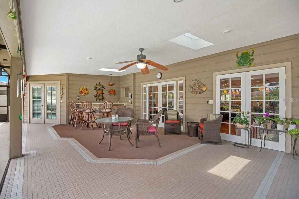 HUGE lanai with bar area and skylights