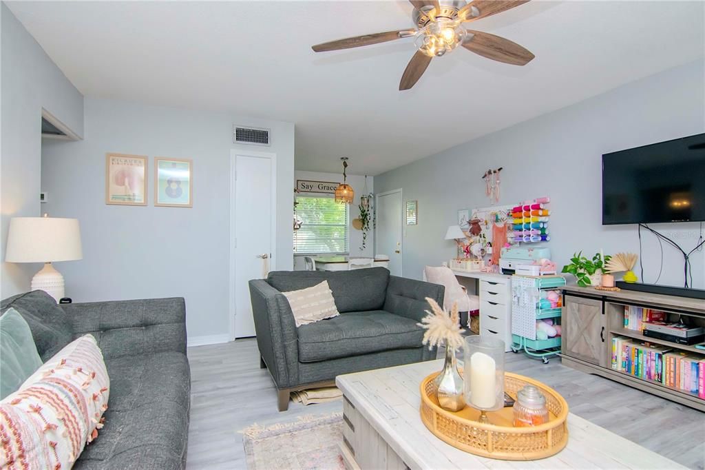 Active With Contract: $159,999 (1 beds, 1 baths, 720 Square Feet)