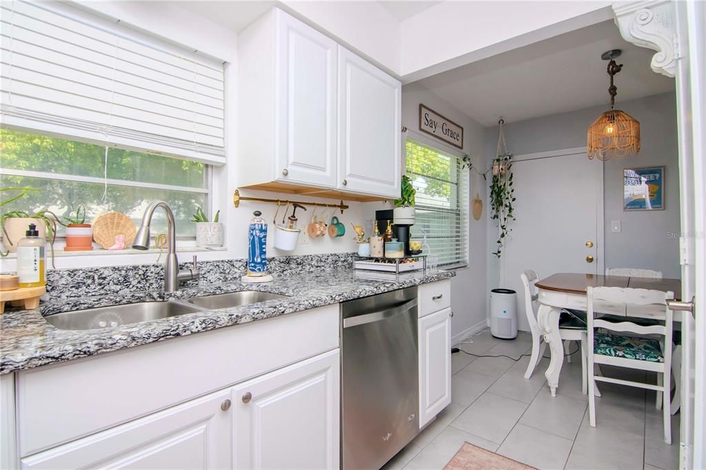 Active With Contract: $159,999 (1 beds, 1 baths, 720 Square Feet)