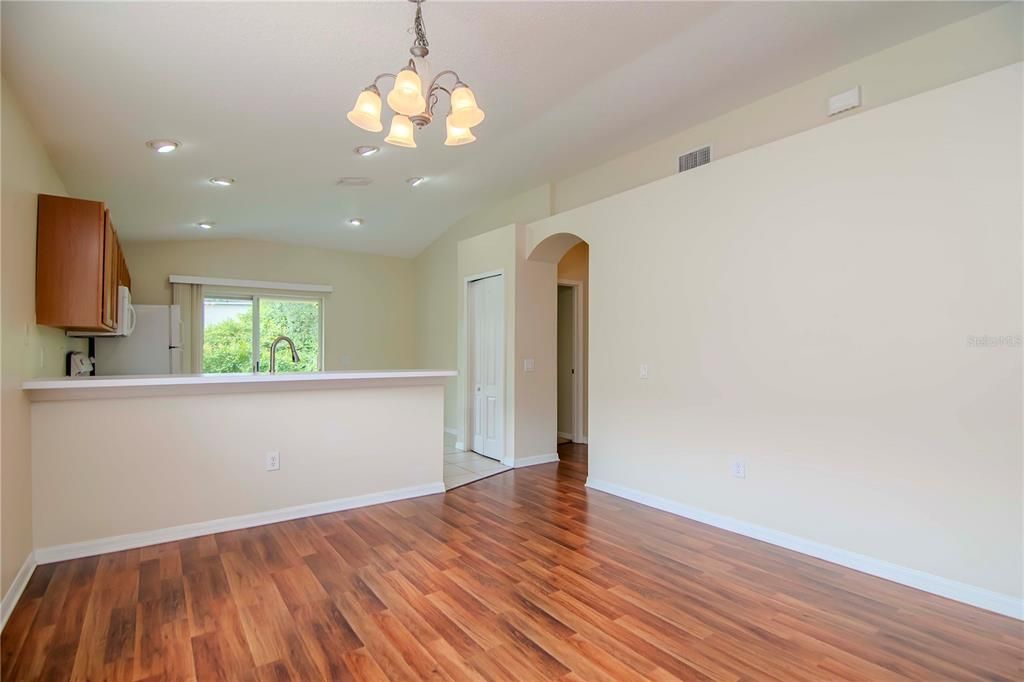 For Sale: $319,900 (3 beds, 2 baths, 1374 Square Feet)