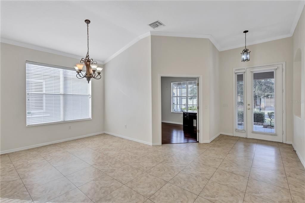 Foyer / dining area