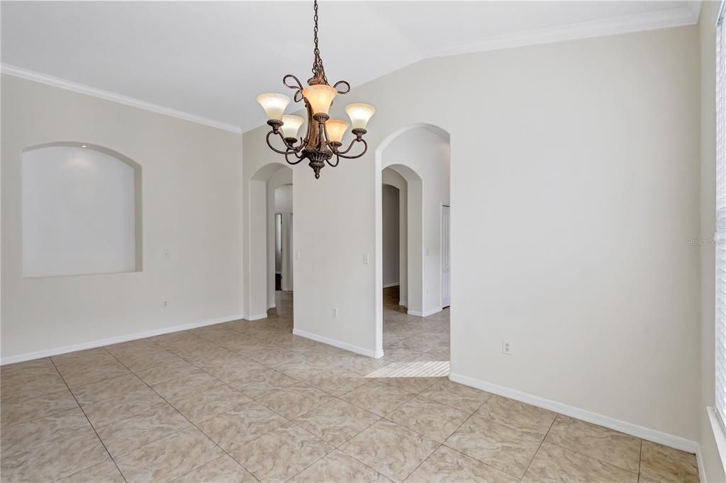 Separate dining area / foyer