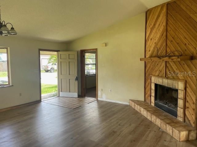 For Sale: $249,900 (3 beds, 2 baths, 1176 Square Feet)