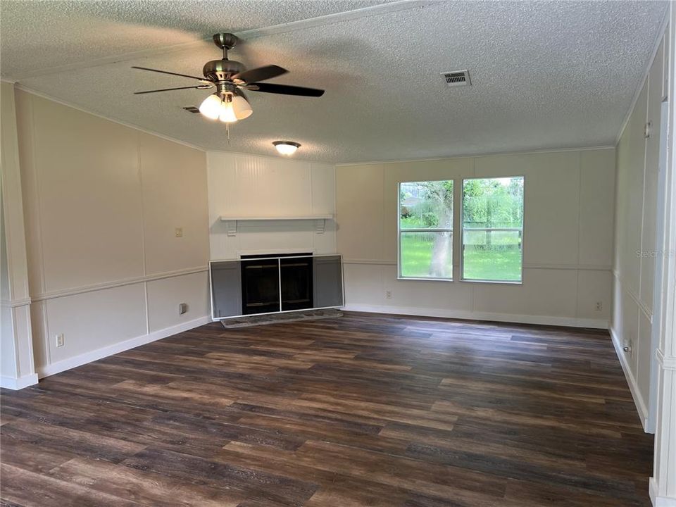 Active With Contract: $1,900 (3 beds, 2 baths, 1863 Square Feet)