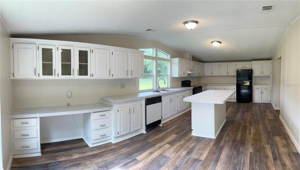 Active With Contract: $1,900 (3 beds, 2 baths, 1863 Square Feet)