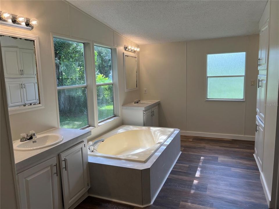 Active With Contract: $1,900 (3 beds, 2 baths, 1863 Square Feet)