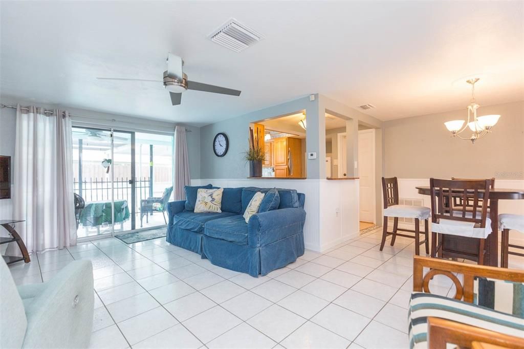 Active With Contract: $240,000 (2 beds, 2 baths, 1098 Square Feet)