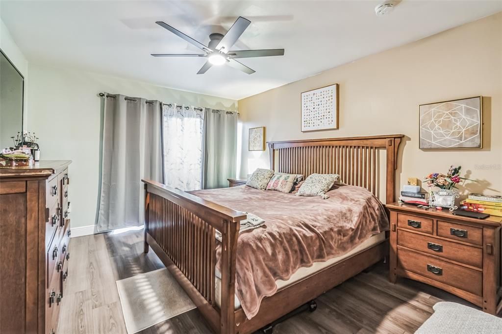 Active With Contract: $215,000 (3 beds, 2 baths, 1180 Square Feet)