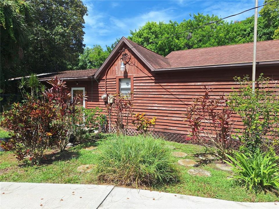 For Sale: $395,000 (3 beds, 2 baths, 1688 Square Feet)