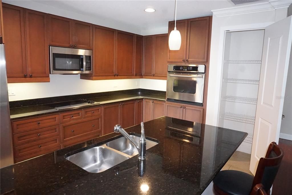 Active With Contract: $2,600 (1 beds, 2 baths, 1325 Square Feet)