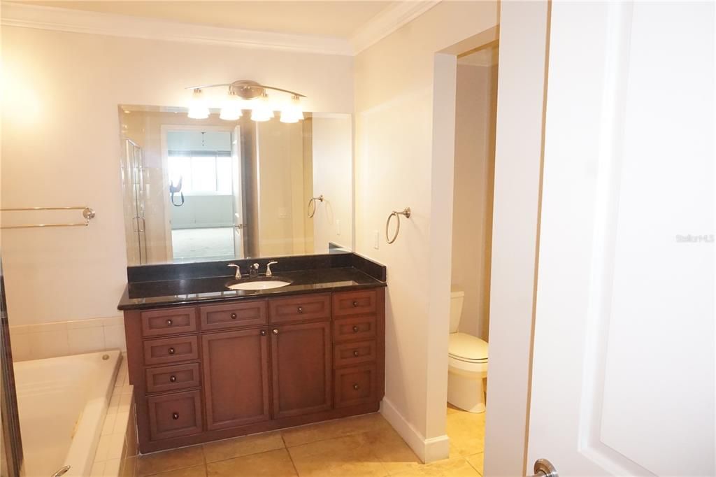 Active With Contract: $2,600 (1 beds, 2 baths, 1325 Square Feet)