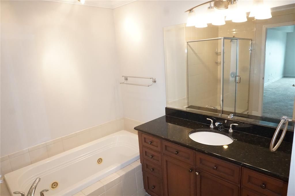 Active With Contract: $2,600 (1 beds, 2 baths, 1325 Square Feet)