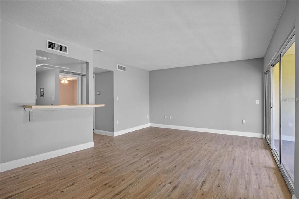 Active With Contract: $1,375 (1 beds, 1 baths, 633 Square Feet)