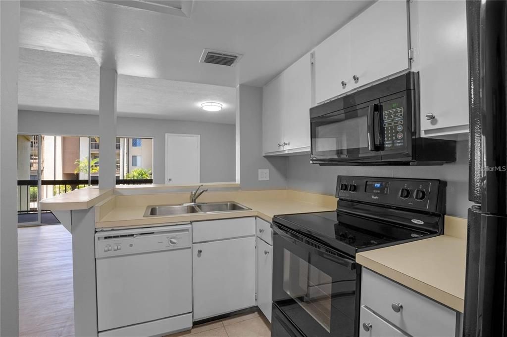 Active With Contract: $1,375 (1 beds, 1 baths, 633 Square Feet)