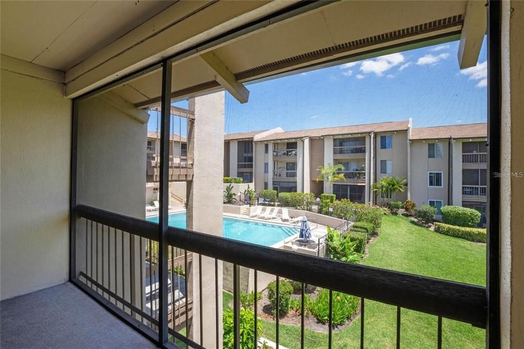 Active With Contract: $1,375 (1 beds, 1 baths, 633 Square Feet)