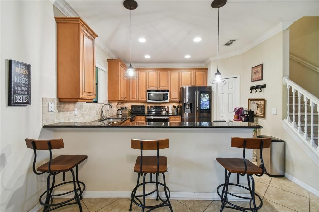 BREAKFAST BAR W/PENDANT LIGHTS