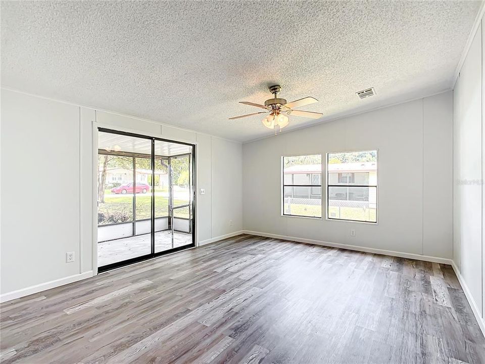 Active With Contract: $159,900 (2 beds, 2 baths, 1040 Square Feet)