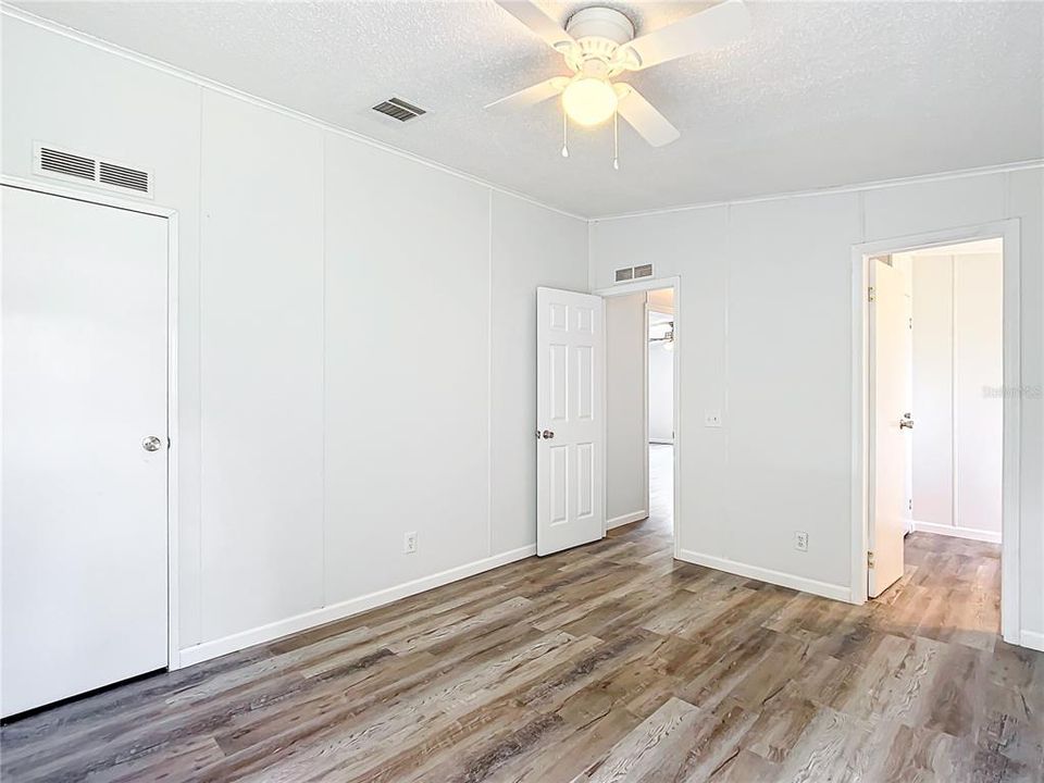 Active With Contract: $159,900 (2 beds, 2 baths, 1040 Square Feet)