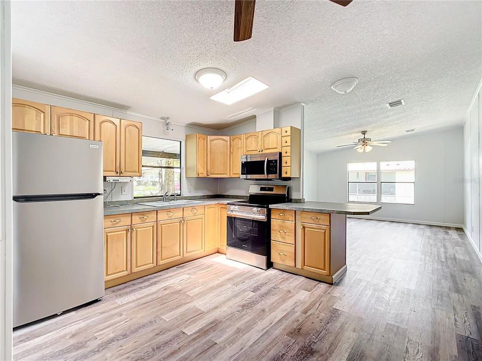 Active With Contract: $159,900 (2 beds, 2 baths, 1040 Square Feet)