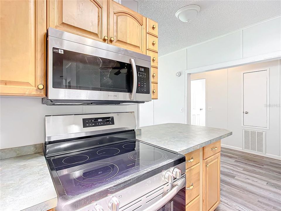 Active With Contract: $159,900 (2 beds, 2 baths, 1040 Square Feet)