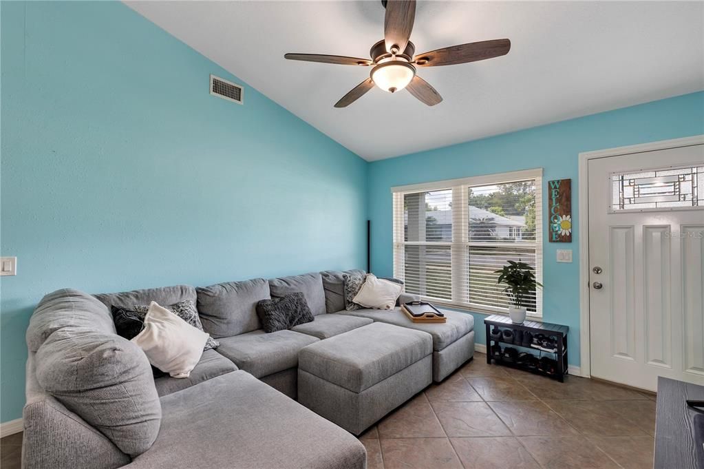 For Sale: $379,000 (3 beds, 2 baths, 1291 Square Feet)