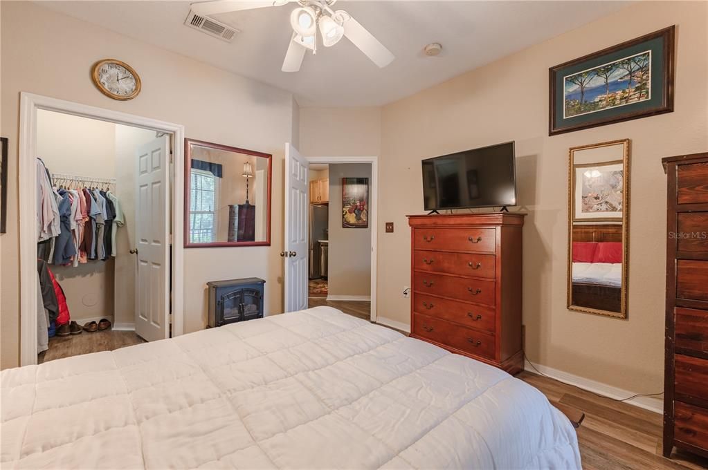 Active With Contract: $179,500 (1 beds, 1 baths, 769 Square Feet)