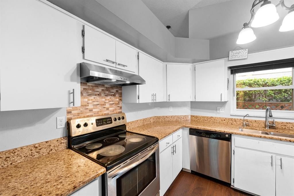 Spacious kitchen with lots of cabinets