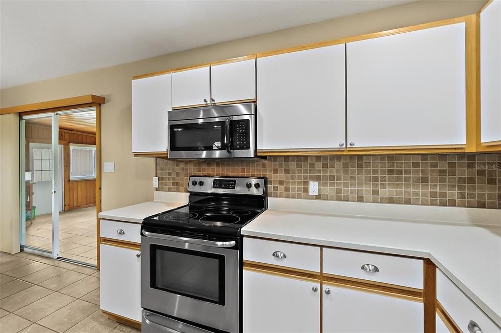 Active With Contract: $275,900 (2 beds, 1 baths, 1084 Square Feet)