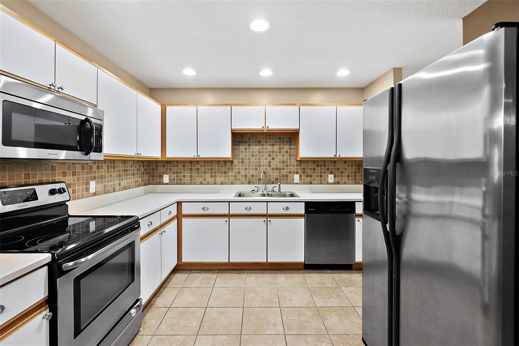 Active With Contract: $275,900 (2 beds, 1 baths, 1084 Square Feet)