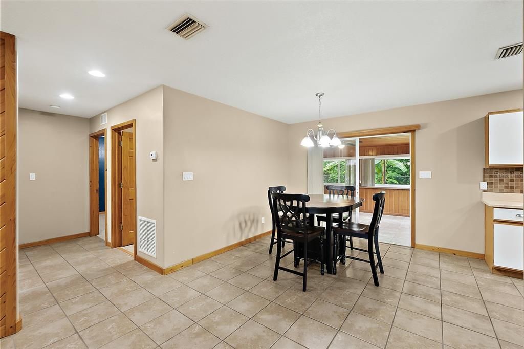 Active With Contract: $275,900 (2 beds, 1 baths, 1084 Square Feet)