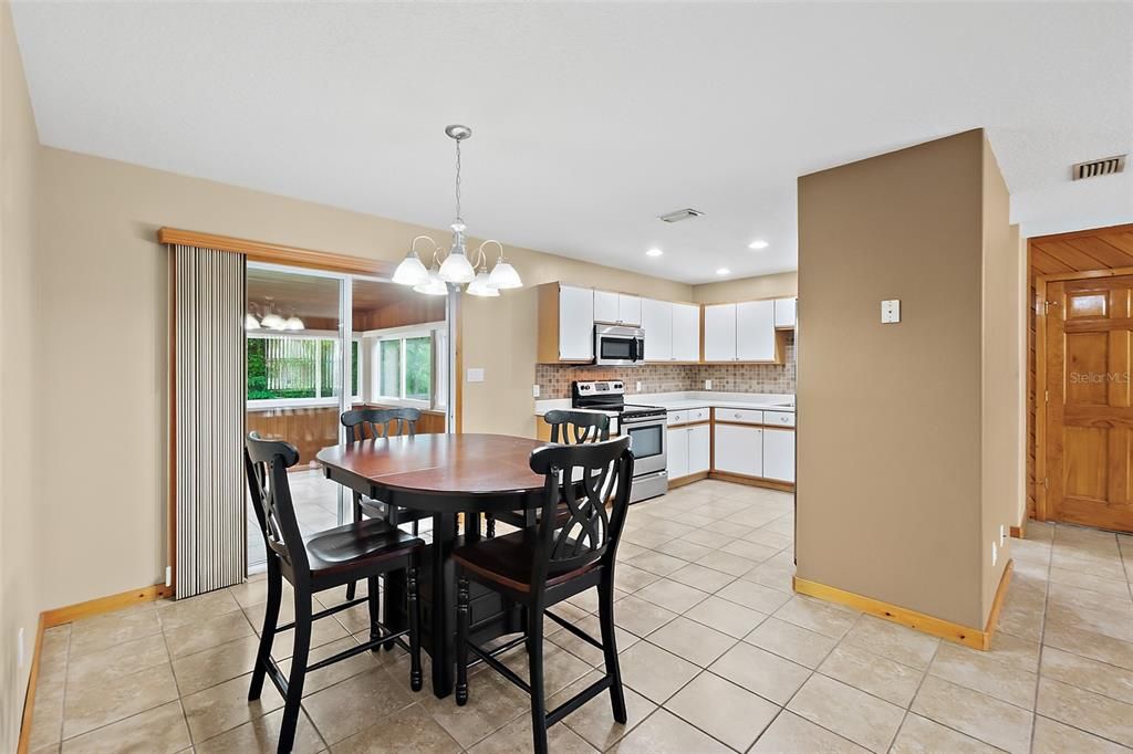 Active With Contract: $275,900 (2 beds, 1 baths, 1084 Square Feet)