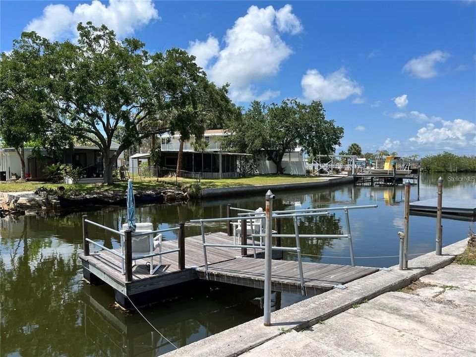 Floating dock