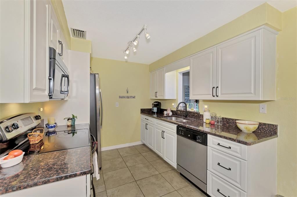 Active With Contract: $298,700 (2 beds, 2 baths, 1243 Square Feet)