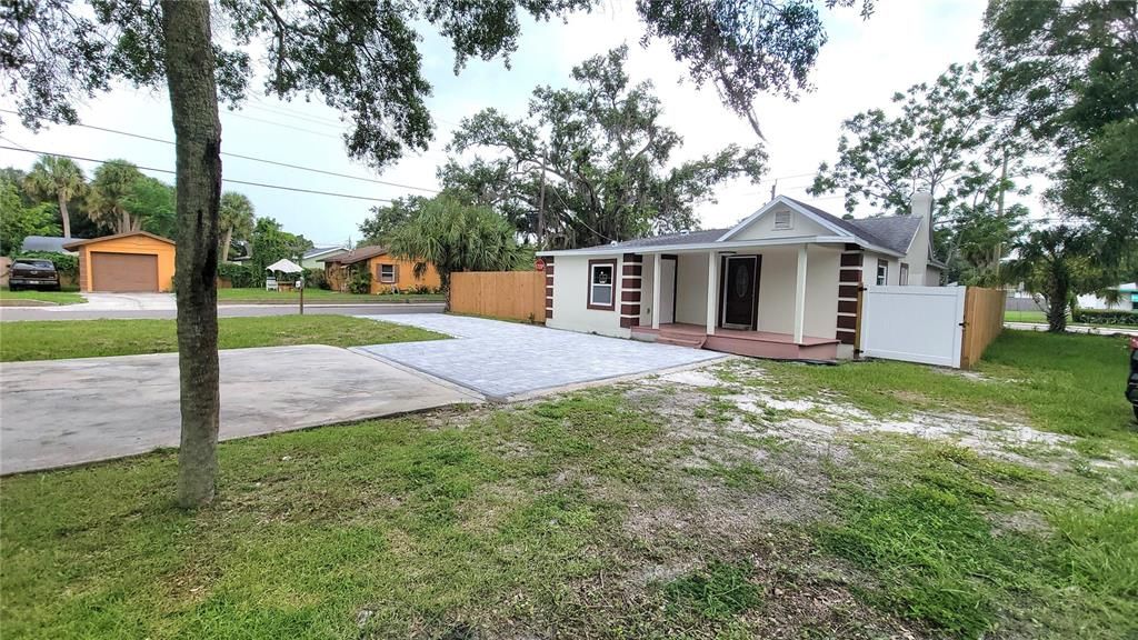 Active With Contract: $349,900 (3 beds, 2 baths, 1332 Square Feet)