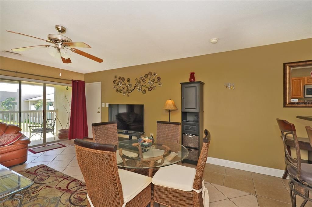 For Sale: $249,900 (2 beds, 1 baths, 912 Square Feet)