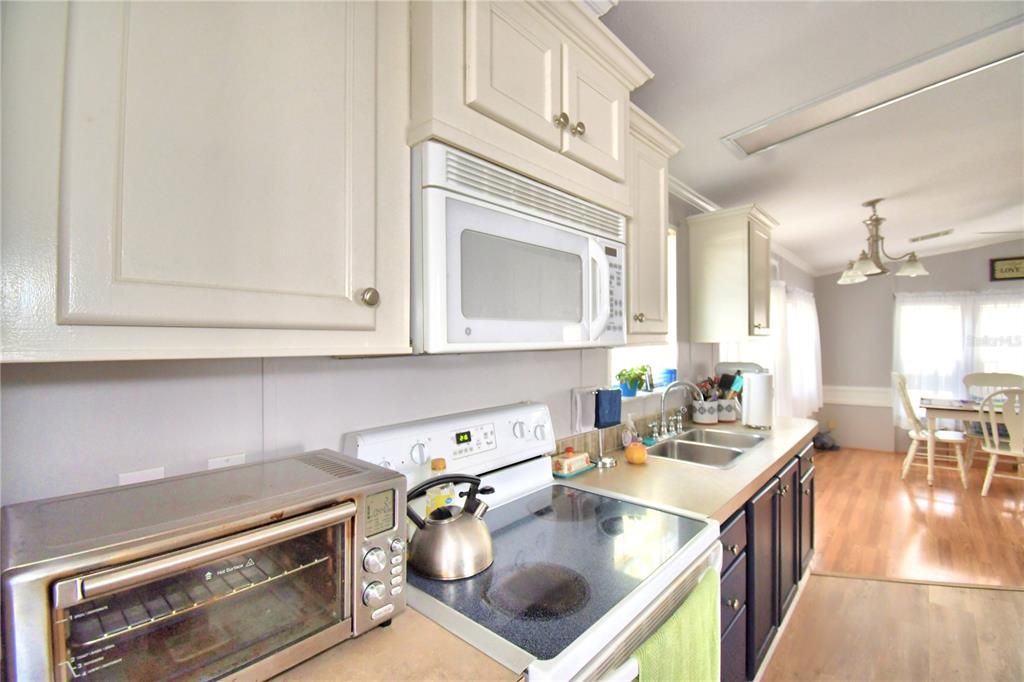 For Sale: $225,000 (2 beds, 2 baths, 980 Square Feet)