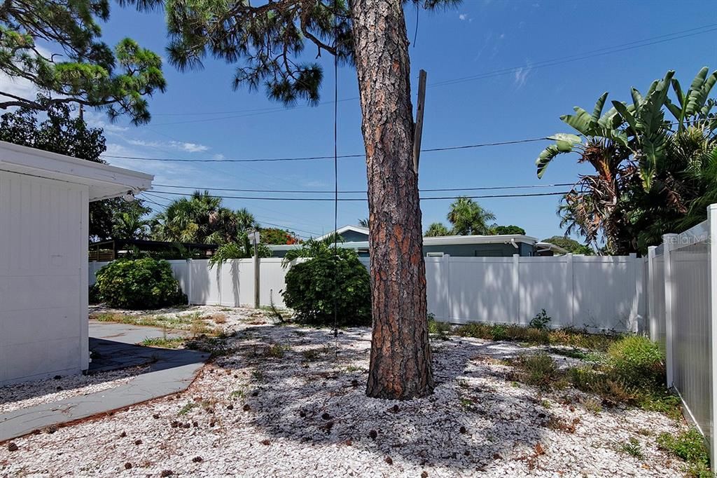 Active With Contract: $650,000 (3 beds, 2 baths, 1961 Square Feet)