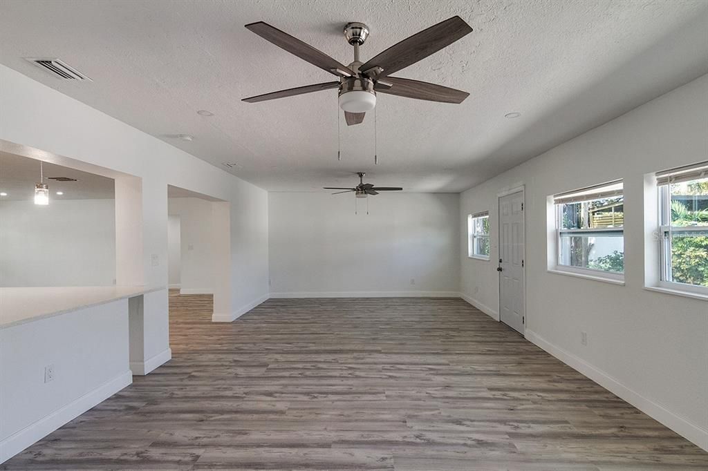 Active With Contract: $650,000 (3 beds, 2 baths, 1961 Square Feet)