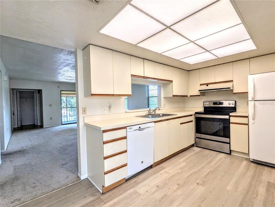 Active With Contract: $1,650 (2 beds, 2 baths, 981 Square Feet)