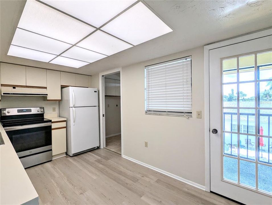 Active With Contract: $1,650 (2 beds, 2 baths, 981 Square Feet)