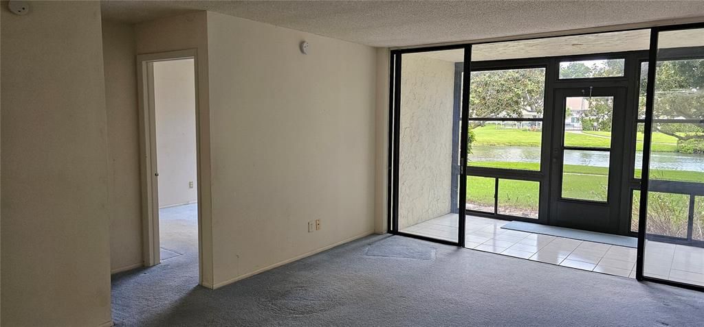 Active With Contract: $137,500 (2 beds, 1 baths, 880 Square Feet)