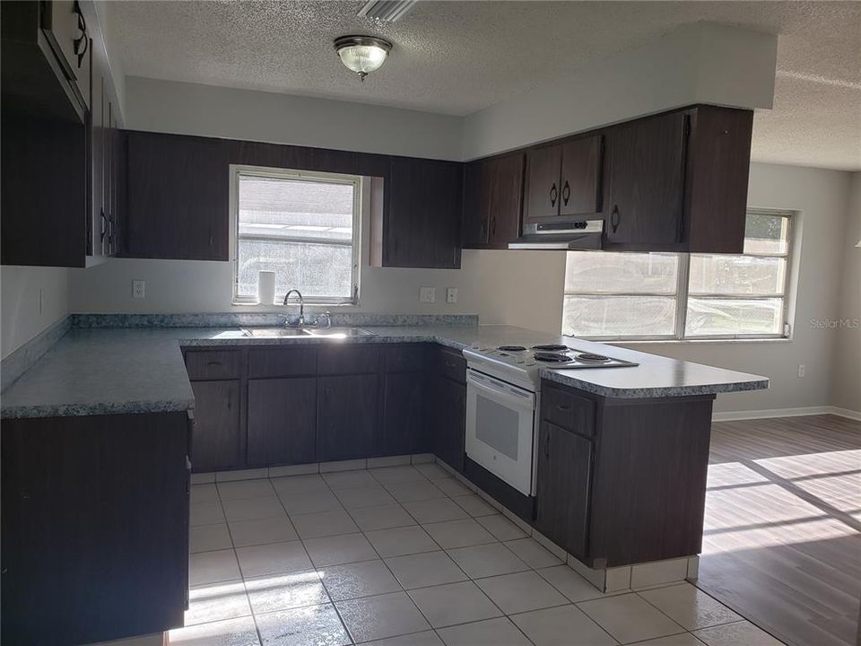 Active With Contract: $1,695 (3 beds, 2 baths, 1352 Square Feet)