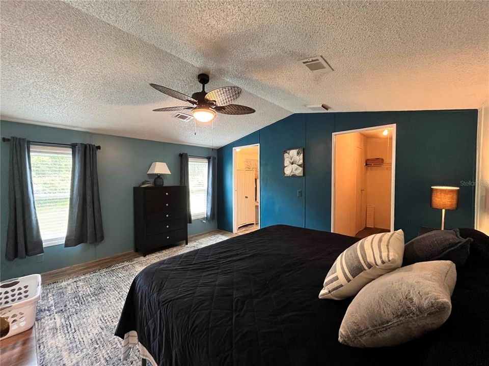 Active With Contract: $162,900 (2 beds, 1 baths, 1232 Square Feet)