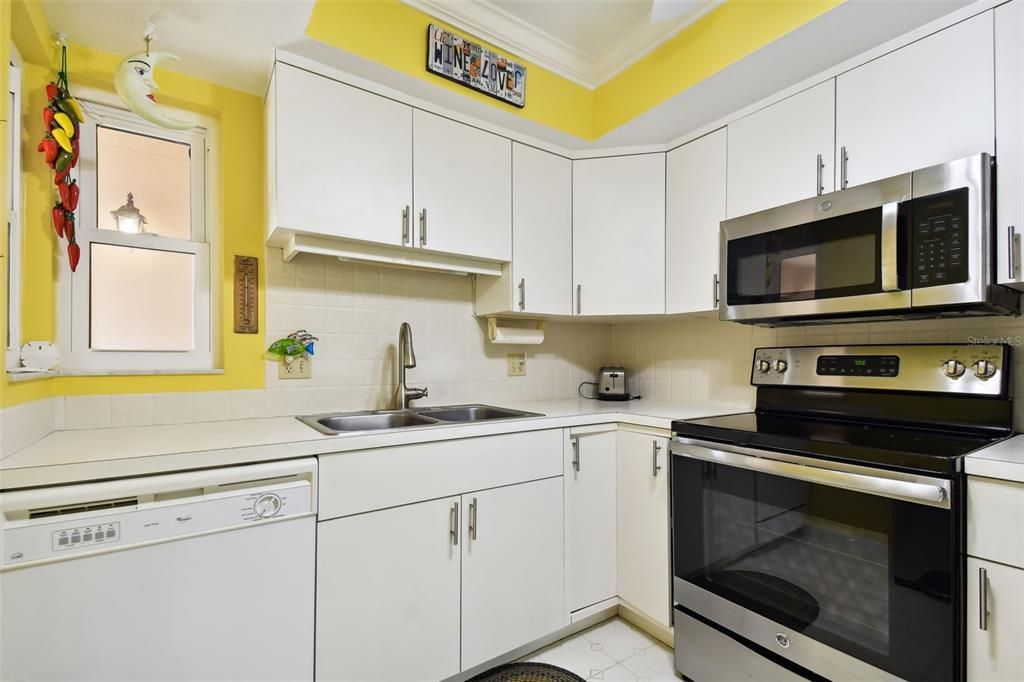 For Sale: $265,000 (2 beds, 2 baths, 1270 Square Feet)