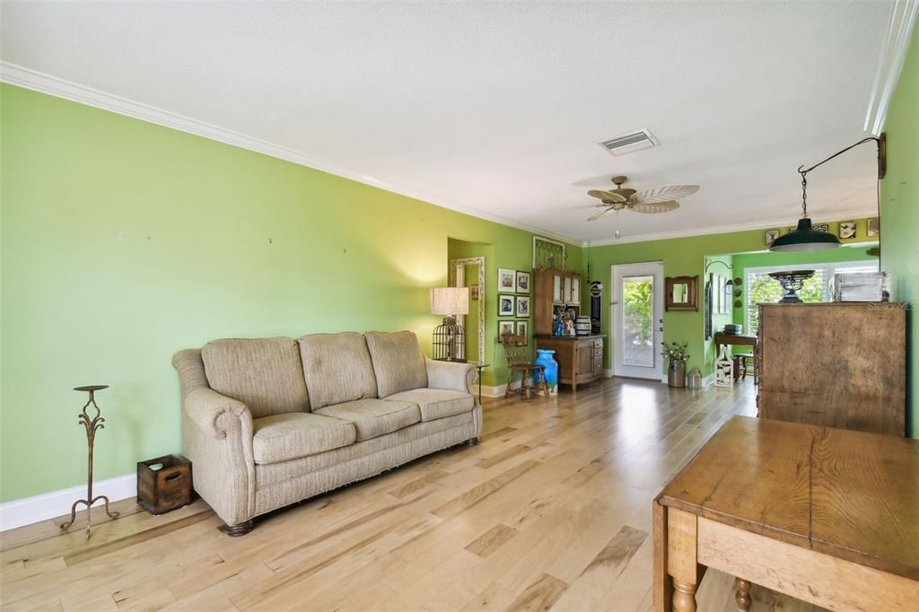 For Sale: $265,000 (2 beds, 2 baths, 1270 Square Feet)