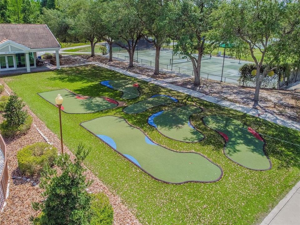 PUTTING GREEN AND PRO SHOP