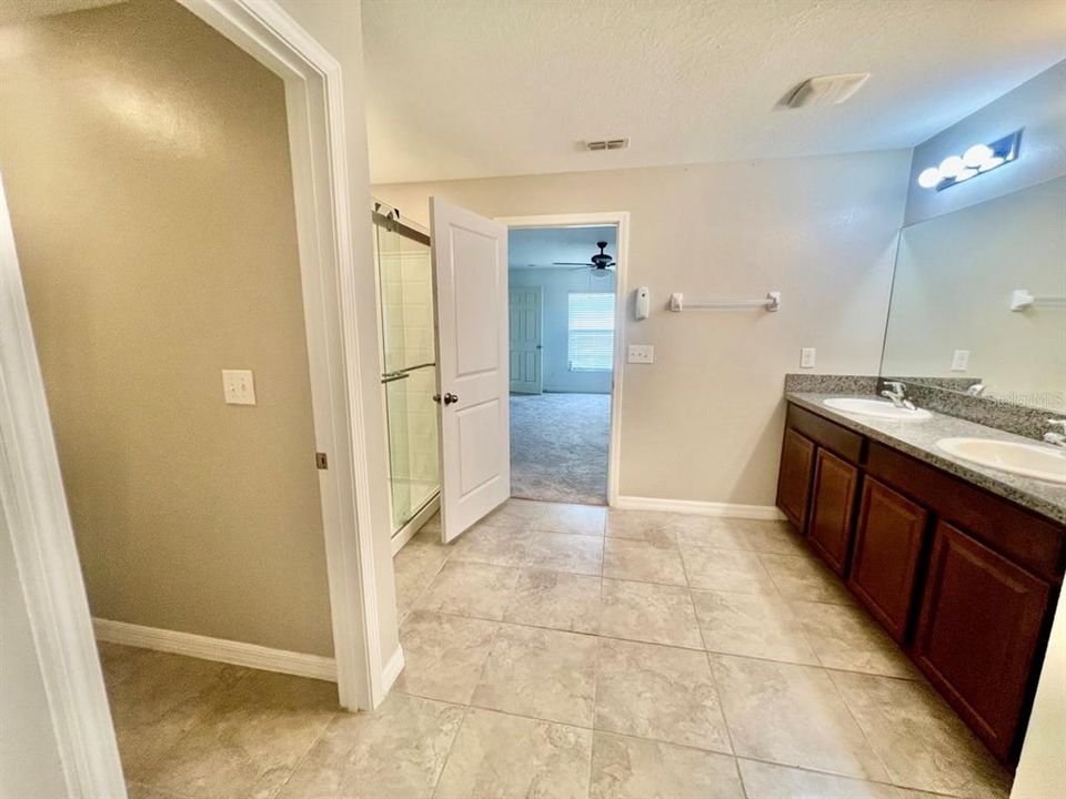 For Rent: $2,300 (4 beds, 2 baths, 1918 Square Feet)