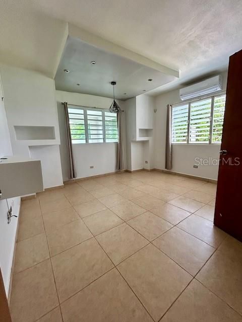 Activo con contrato: $295,000 (3 camas, 2 baños, 1679 Pies cuadrados)