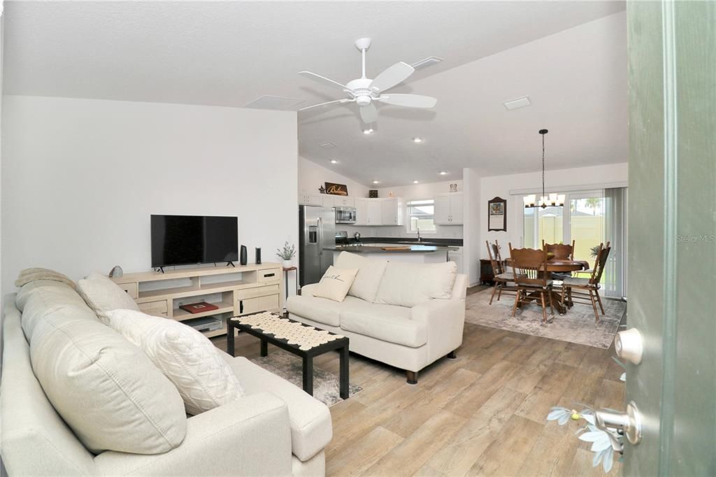 Active With Contract: $380,000 (3 beds, 2 baths, 1392 Square Feet)